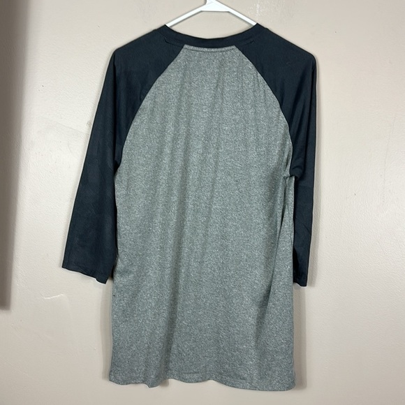 Nike tee med 21-1/2 p2p  27”length  preowned a few tiny spots  dri fit - Picture 7 of 7